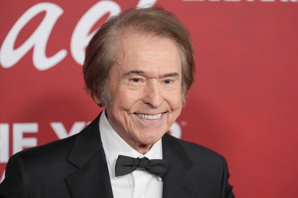 Raphael, Persona del Año en los Latin Grammy